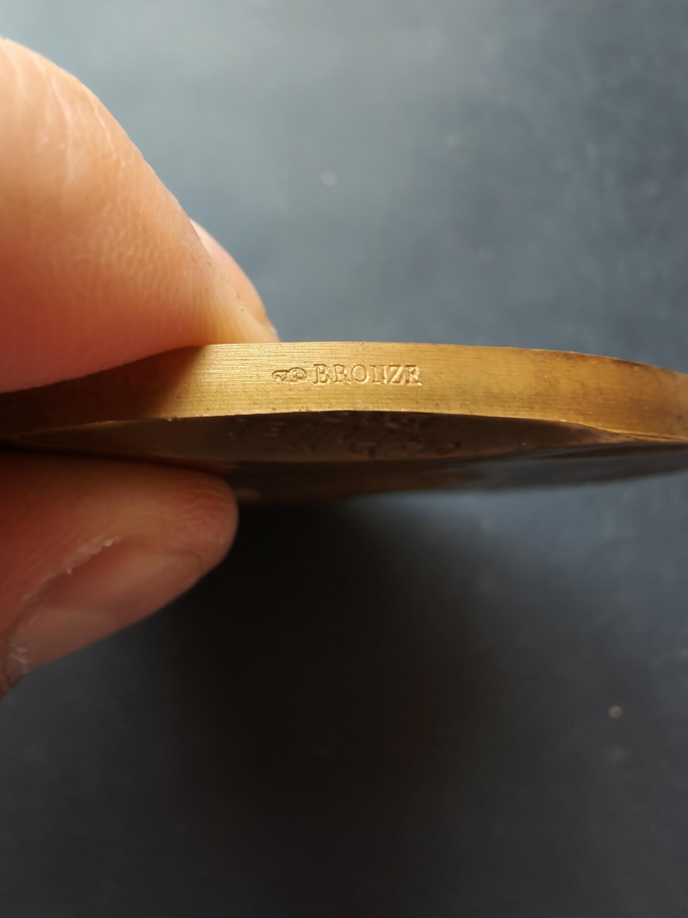 老王徽章第192期 法国里昂信贷银行大铜章    原盒     大师皮列作品      直径80mm     重量220.7g