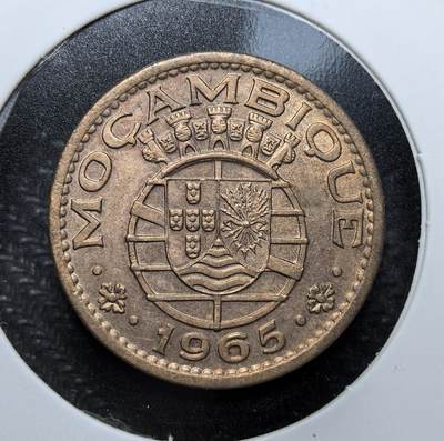 外国优质老铜币纪念币银币专场，周六晚上九点倒数截拍，满百包邮，周日发货,可寄存半年，喜欢朋友微信扫描二维码可直接参拍 - 葡属莫桑比克1965年1 埃斯库多铜币，正面为葡萄牙共和国标识，背面是莫桑比克殖民盾徽，是葡萄牙殖民非洲时期的流通货币，见证莫桑比克殖民史与货币史。