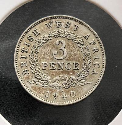 外国优质老铜币纪念币银币专场，周六晚上九点倒数截拍，满百包邮，周日发货,可寄存半年，喜欢朋友微信扫描二维码可直接参拍 - 英属西非1940年3便士KN版，正面为英王乔治六世像，是英国殖民西非时期的专属流通货币，服务于殖民地贸易，二战后随殖民体系瓦解停用。