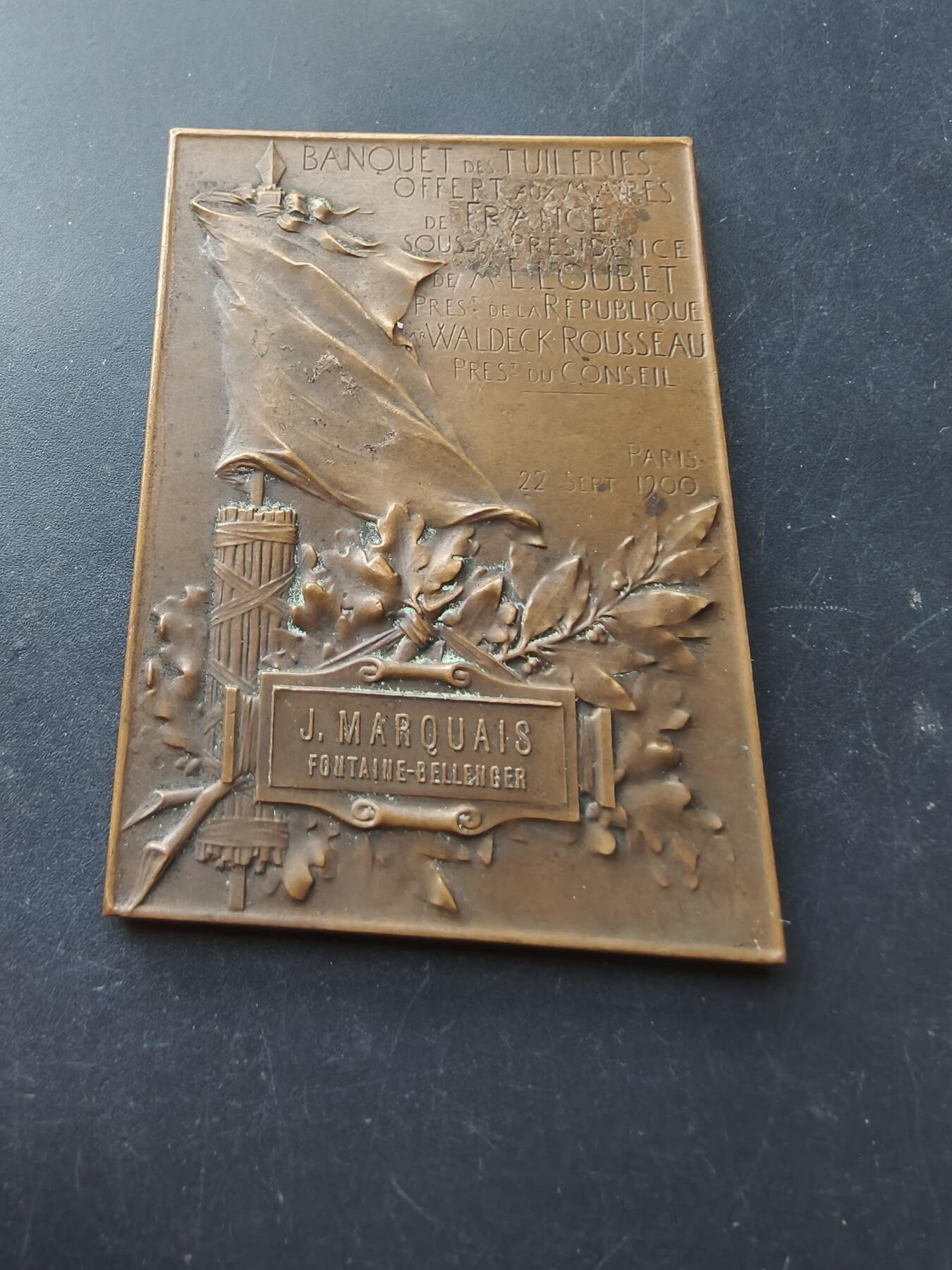 老王徽章第192期 1900年法国巴黎杜乐丽宫爱国宴会方形大铜章      大师维尔农作品       尺寸45×65mm     重量96g