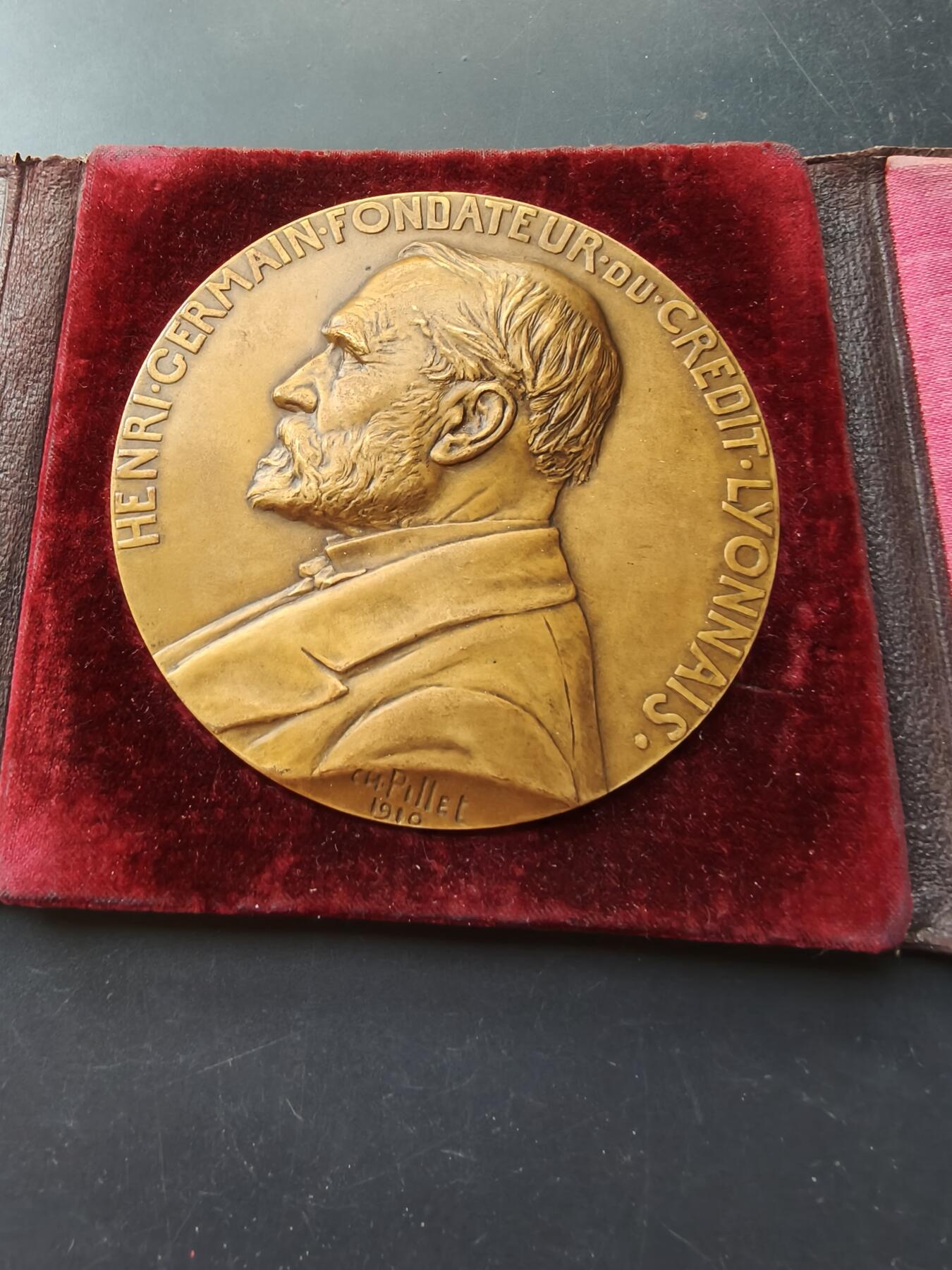 老王徽章第192期 法国里昂信贷银行大铜章    原盒     大师皮列作品      直径80mm     重量220.7g