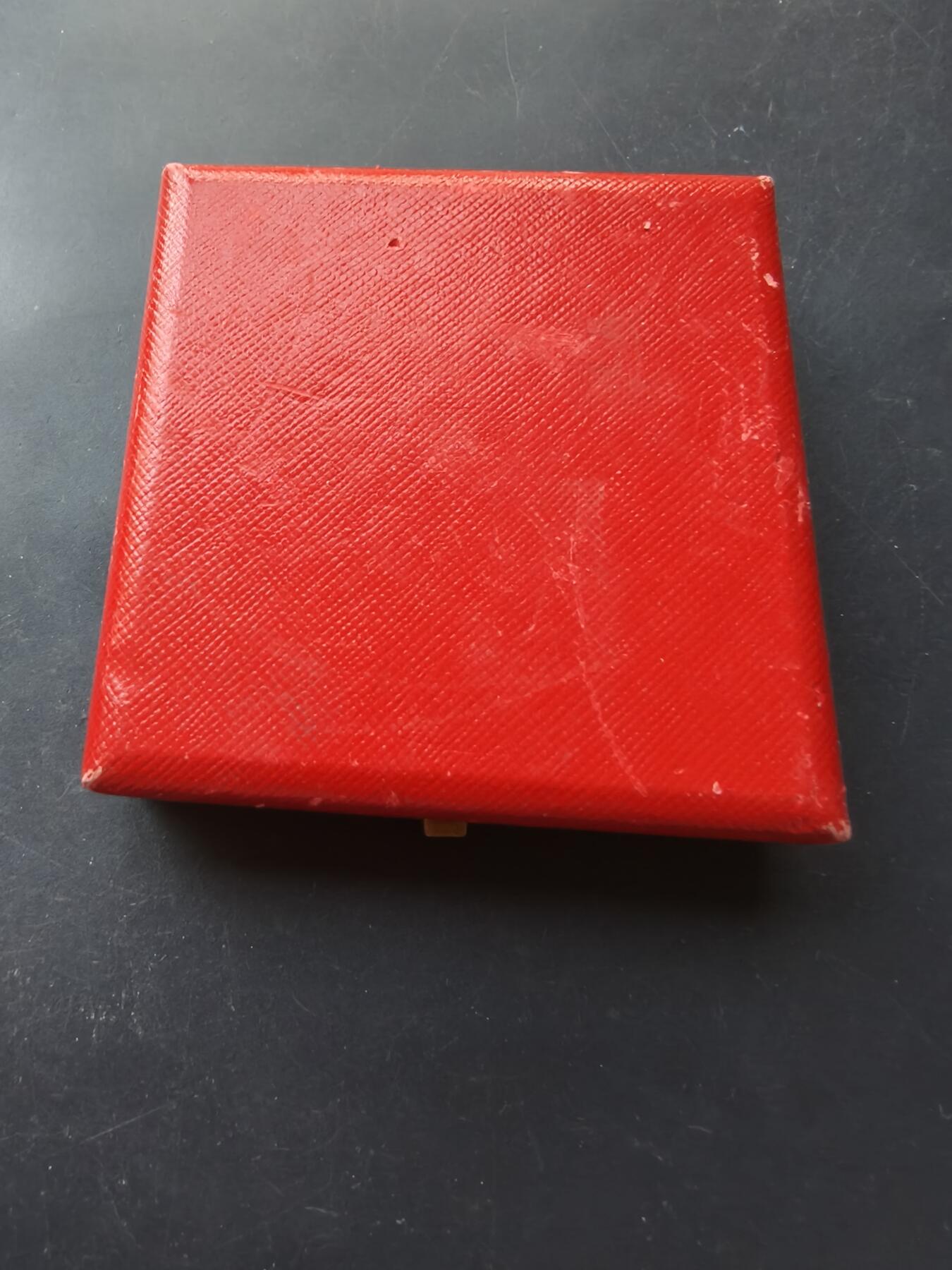 老王徽章第192期 法国普罗旺斯艾克斯城大铜章      原盒     正面为“善良王”勒内一世      普罗旺斯艾克斯为勒内一世的出生地和统治中心      直径50mm    重量91.1g     高浮雕