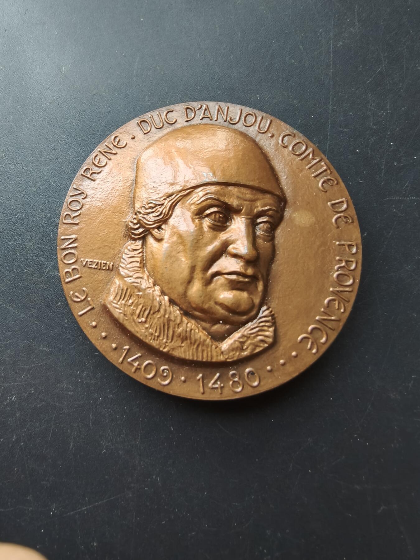 老王徽章第192期 法国普罗旺斯艾克斯城大铜章      原盒     正面为“善良王”勒内一世      普罗旺斯艾克斯为勒内一世的出生地和统治中心      直径50mm    重量91.1g     高浮雕