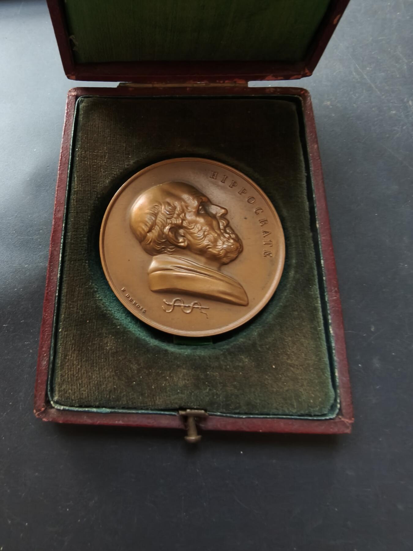 老王徽章第192期 法国希波克拉底大铜章   原盒    盒子无法扣上     直径50mm     重量76.5g