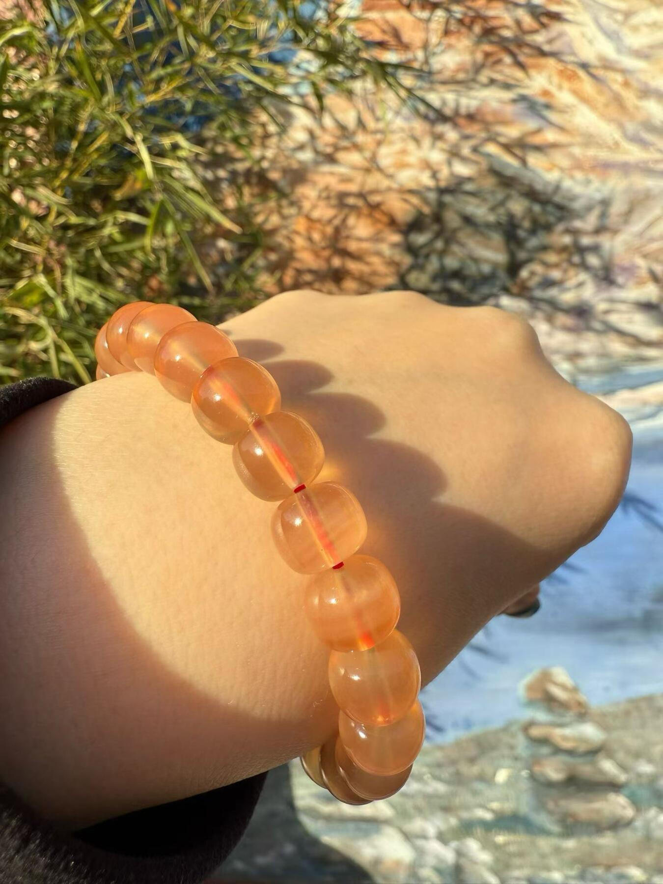 鱼惊石精品 ： 三个多月才等到一件精品手串，一颗鱼惊石只能开出一粒珠子，最有灵性的活玉，青鱼石又称黑鲩(huàn)石、鱼惊石、鱼精石、鱼枕石，为青鱼枕骨下方咽喉部一处，用来辅助压碎螺蛳等硬质食物的角质增生。 其色红嫩，其形如心，干透后坚硬如石，晶莹剔透，如翠似玉， 尺寸10.4x8.9mm 重16.6克