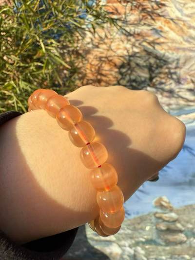 鱼惊石精品 ： 三个多月才等到一件精品手串，一颗鱼惊石只能开出一粒珠子，最有灵性的活玉，青鱼石又称黑鲩(huàn)石、鱼惊石、鱼精石、鱼枕石，为青鱼枕骨下方咽喉部一处，用来辅助压碎螺蛳等硬质食物的角质增生。 其色红嫩，其形如心，干透后坚硬如石，晶莹剔透，如翠似玉， 尺寸10.4x8.9mm 重16.6克 鱼惊石精品 ： 三个多月才等到一件精品手串，一颗鱼惊石只能开出一粒珠子，最有灵性的活玉，青鱼石又称黑鲩(huàn)石、鱼惊石、鱼精石、鱼枕石，为青鱼枕骨下方咽喉部一处，用来辅助压碎螺蛳等硬质食物的角质增生。 其色红嫩，其形如心，干透后坚硬如石，晶莹剔透，如翠似玉， 尺寸10.4x8.9mm 重16.6克