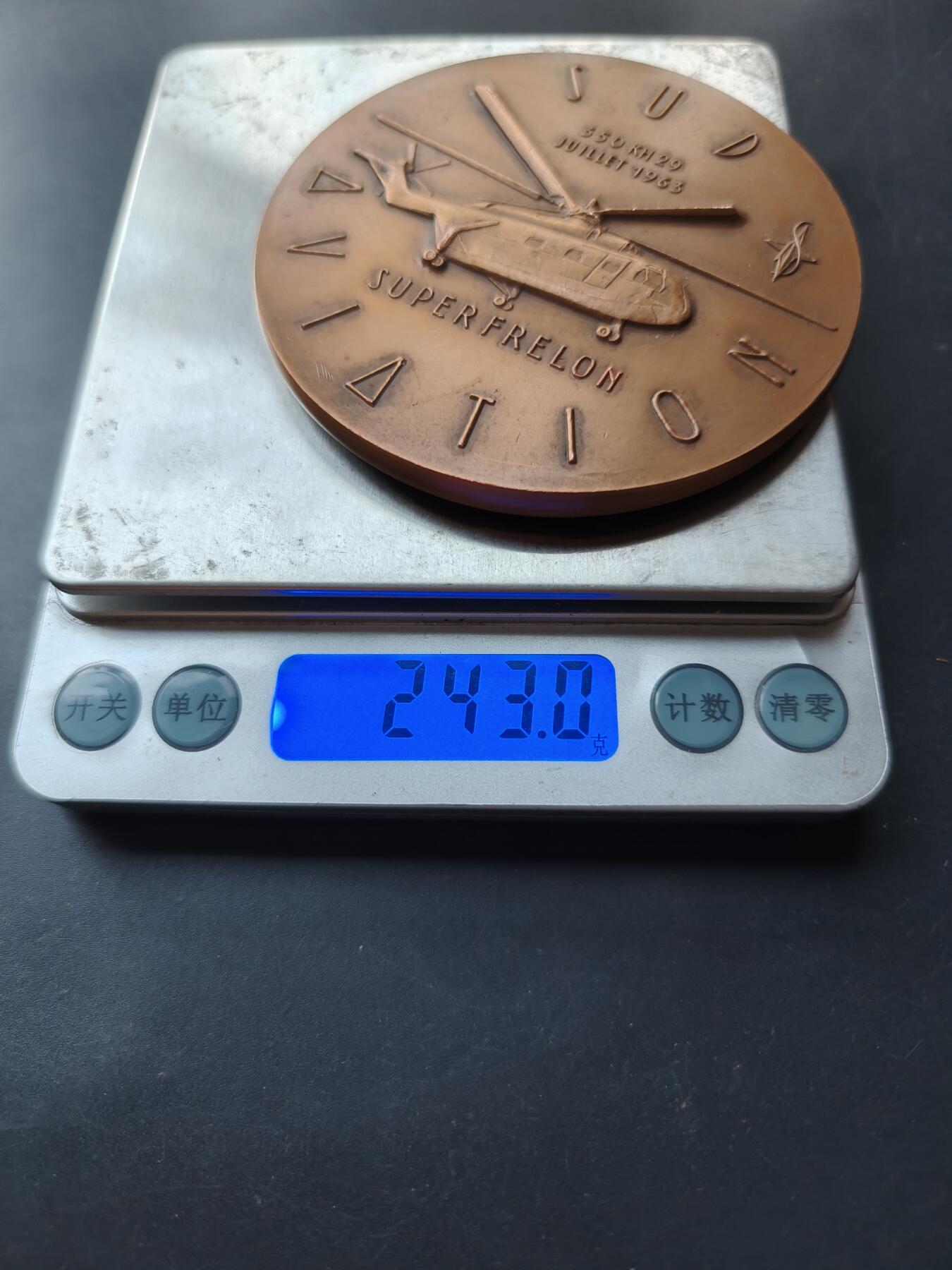 老王徽章第192期 法国南方航空云雀/超黄蜂直升机大铜章      直径80mm     重量243g