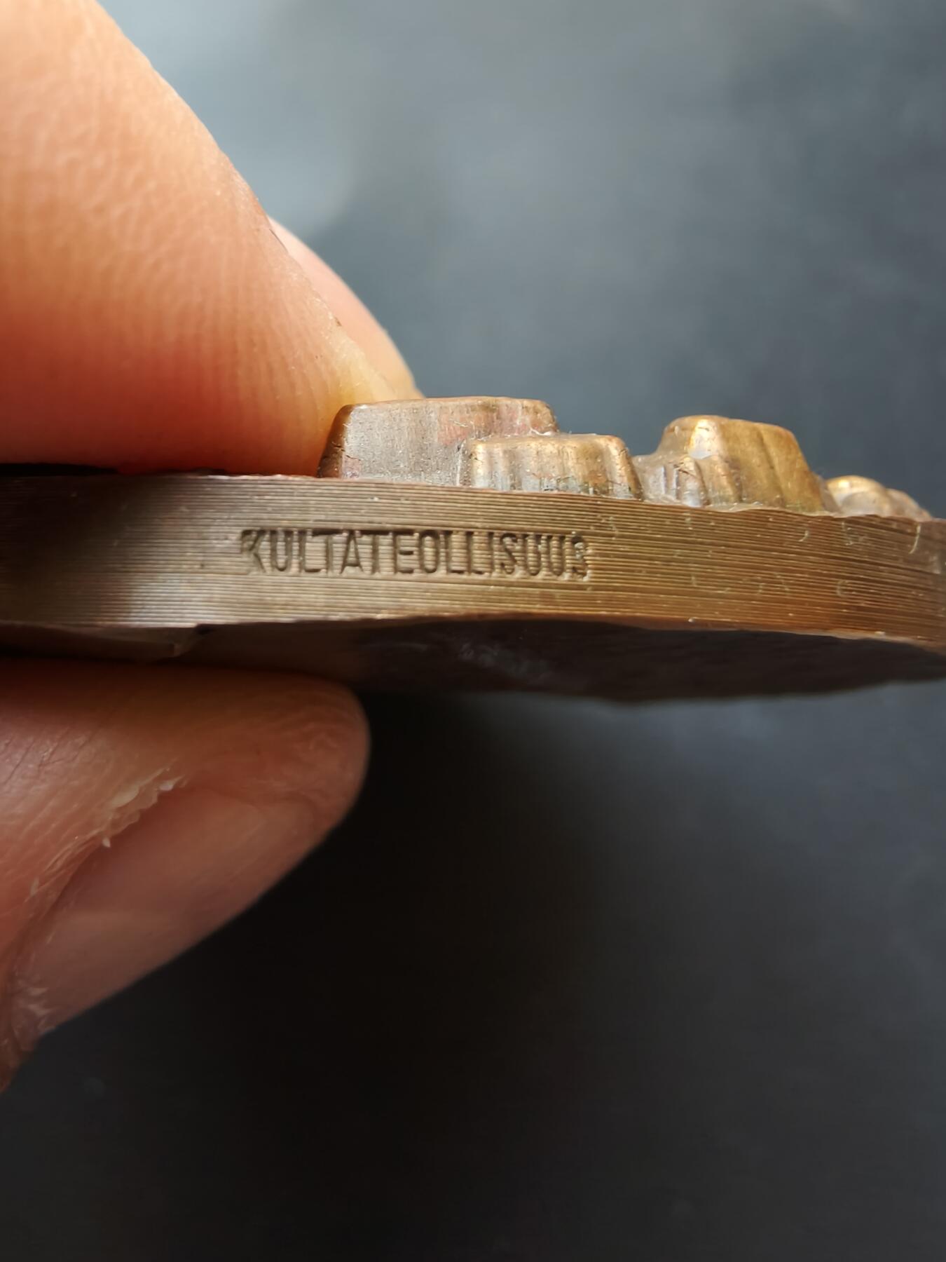 老王徽章第192期 芬兰知名电力公司Finncell成立50周年大铜章      高浮雕     原盒    直径70mm     重量209g           Finncell是芬兰历史悠久的电力/能源企业，1918年芬兰独立同年成立，是芬兰国家能源体系的核心企业之一。1968年的50周年纪念章，是芬兰工业现代化的重要见证。 