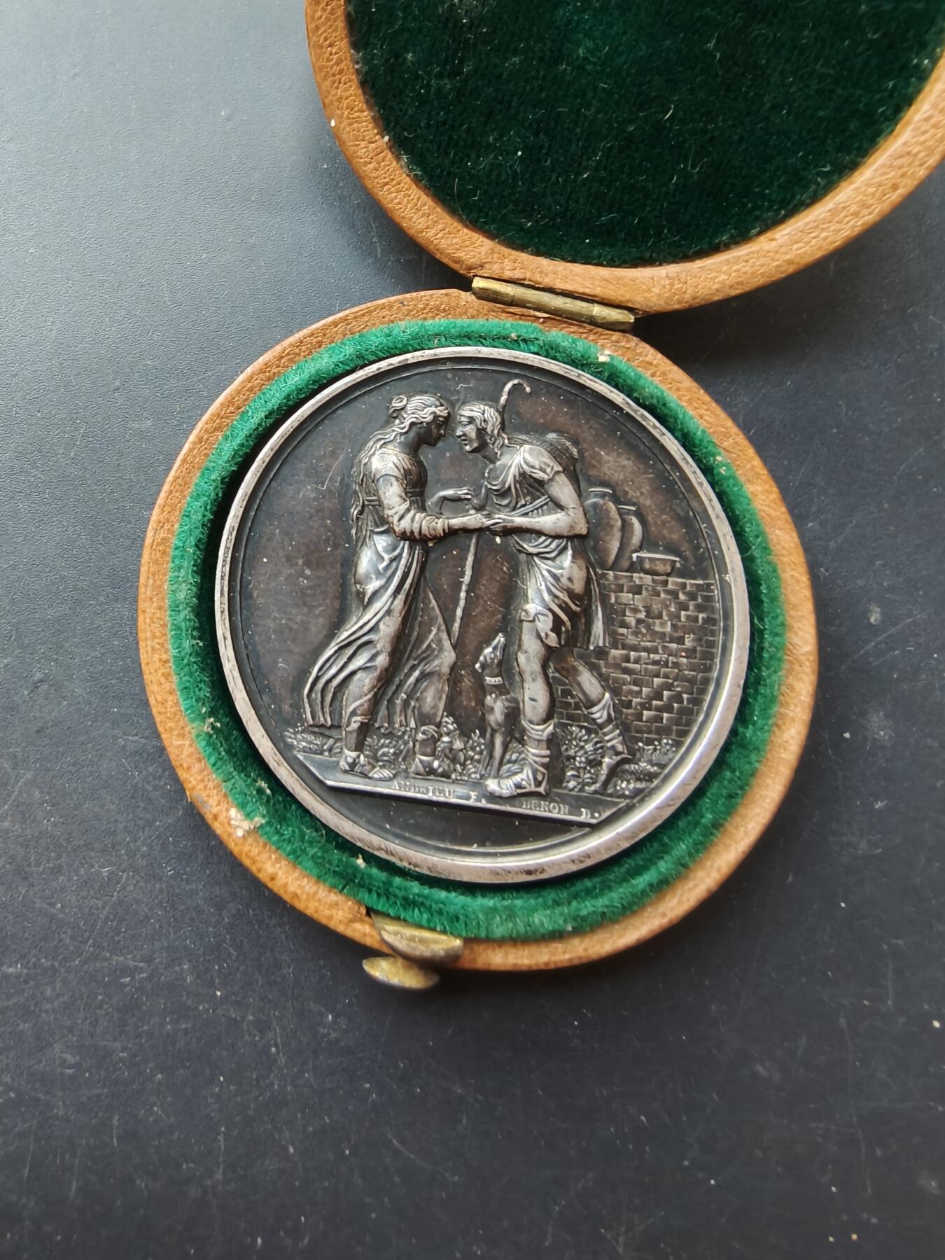 老王徽章第192期 法国婚礼大银章    少见大尺寸早期无边铭版     原盒    950银     直径41mm     重量33.6g