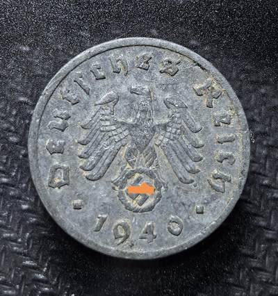 外国优质老铜币纪念币银币专场，周六晚上九点倒数截拍，满百包邮，周日发货,可寄存半年，喜欢朋友微信扫描二维码可直接参拍 - 德国1940年1帝国芬尼F版。正面铸有鹰徽与万字符号，背面为面值与橡叶，是二战时期德国的流通货币，是希特政权的历史实物遗存。