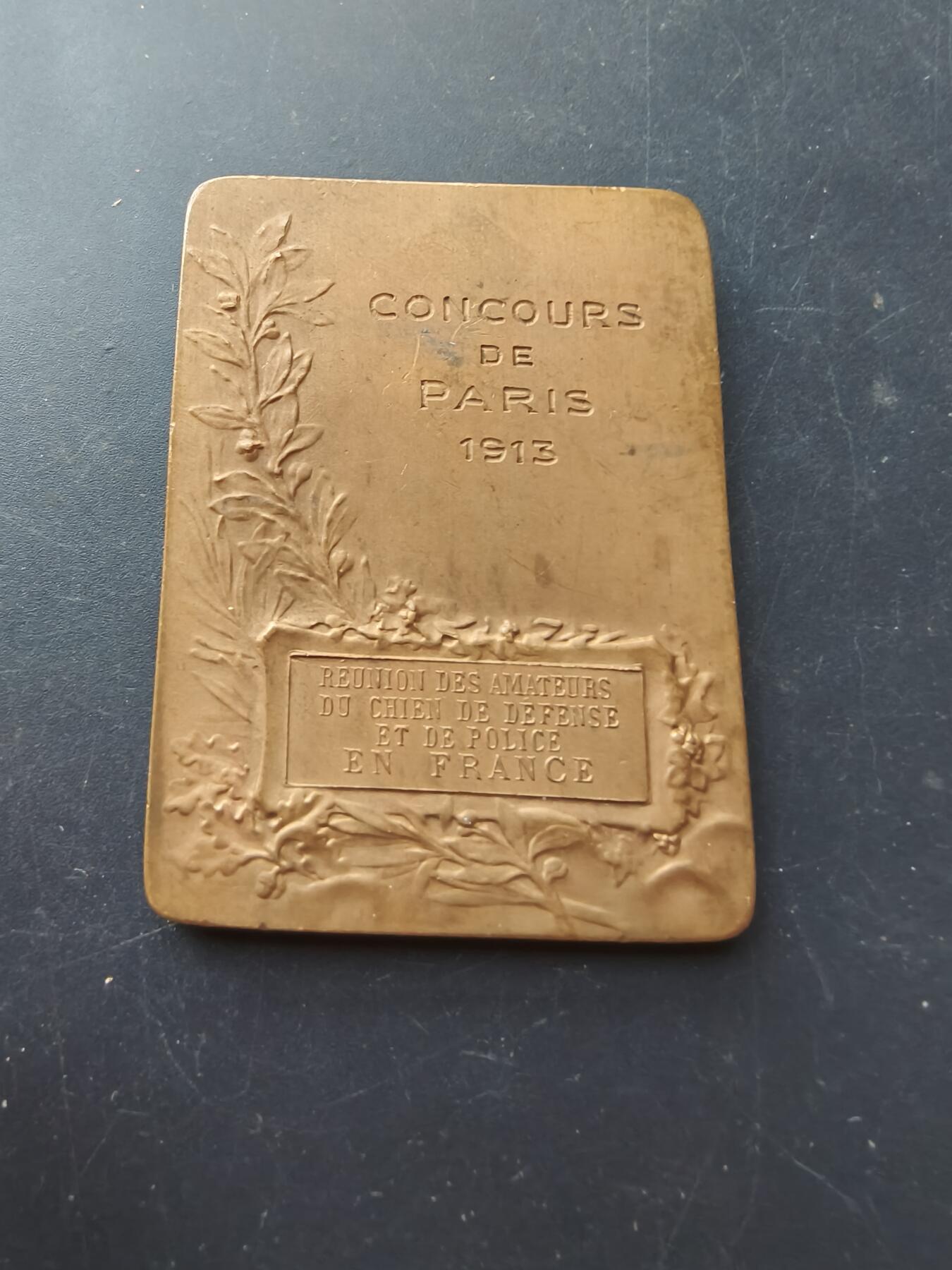 老王徽章第192期 法国护卫犬与警犬爱好者联合会1913年巴黎竞赛方形大铜章      正面为公鸡头玛丽安娜      大师Rasmuny作品      尺寸45×60mm     重量70.6g