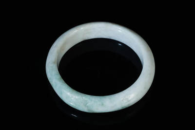 上海都达杂项专场103【全场包邮】  天然冰糯种飘绿翡翠（A货）手镯 附鉴定证书