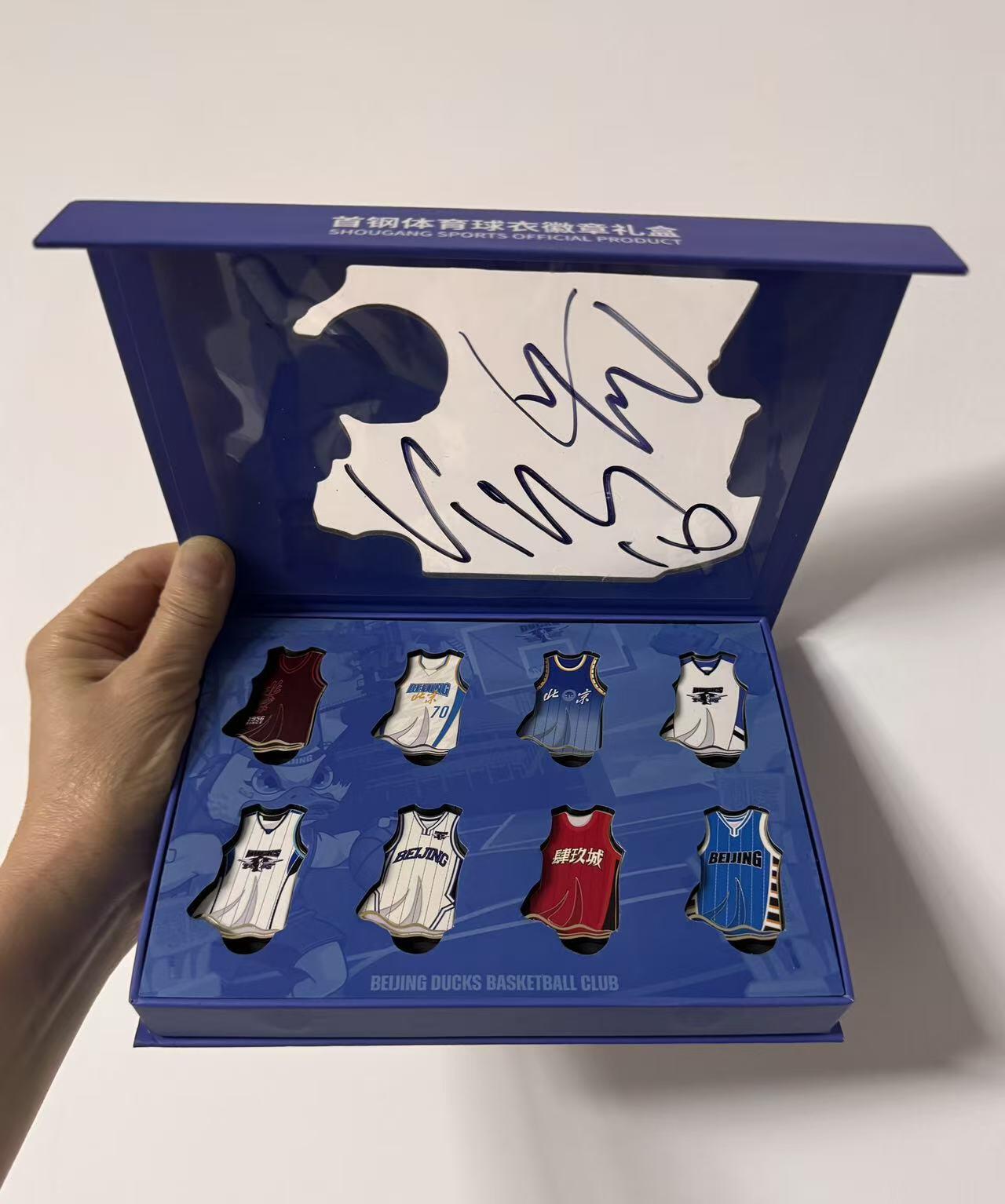 零元拍：北京北汽男篮内线双塔周琦和贾维尔·麦基双签北京首钢篮球俱乐部官方球衣徽章收藏礼盒！