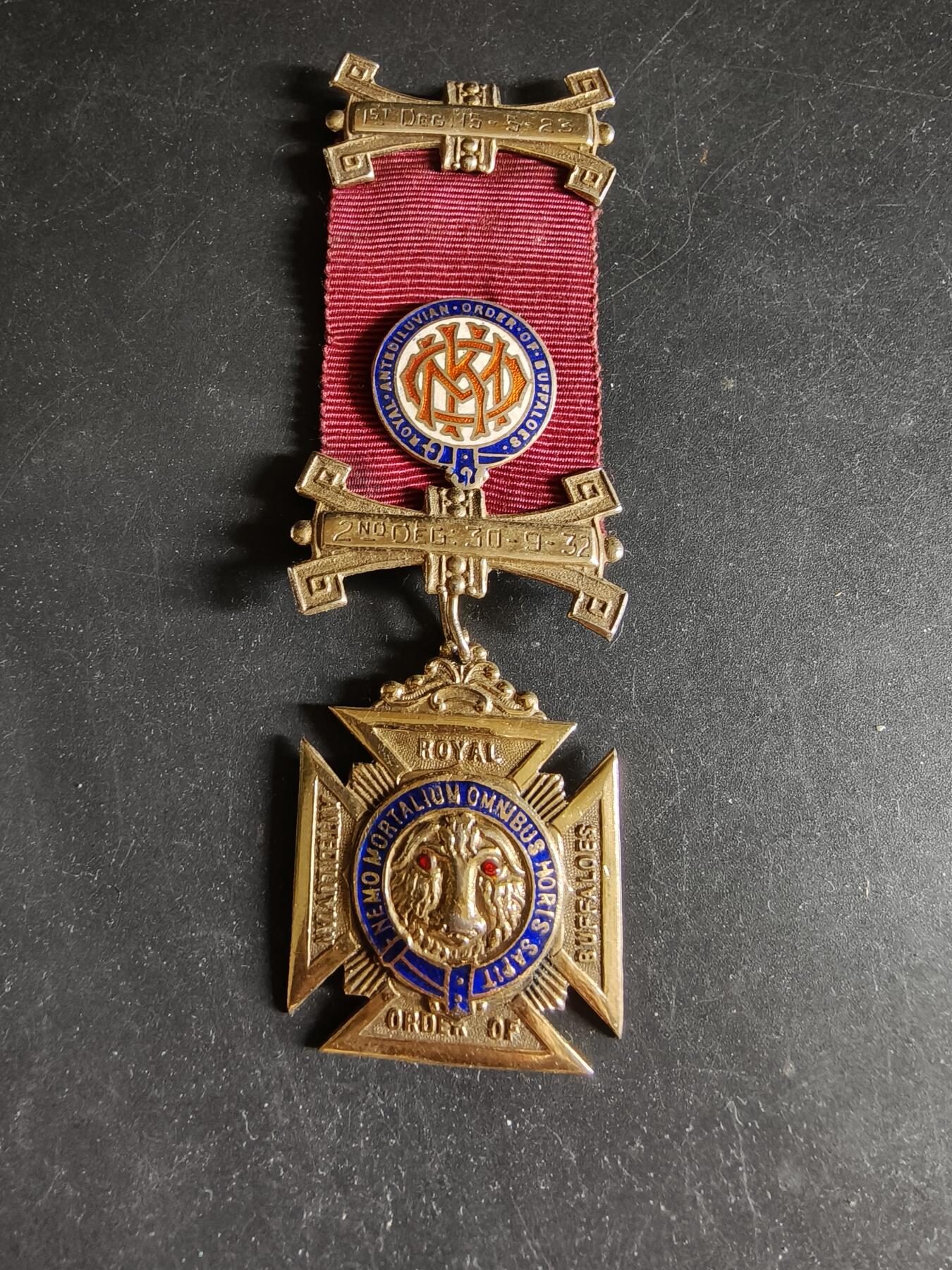 老王徽章第192期 英国皇家野牛兄弟会奖章    925银镀金珐琅      22.1g