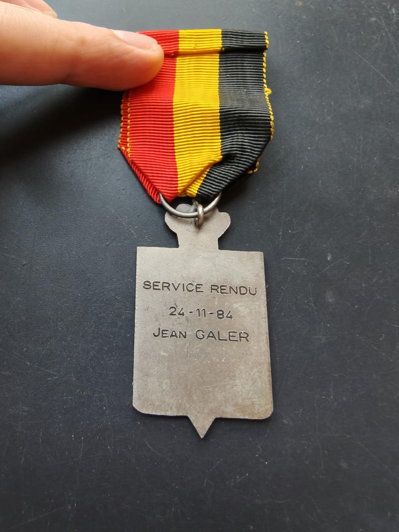 老王徽章第192期 比利时埃诺省市政“穷人基金”荣誉十字纪念章