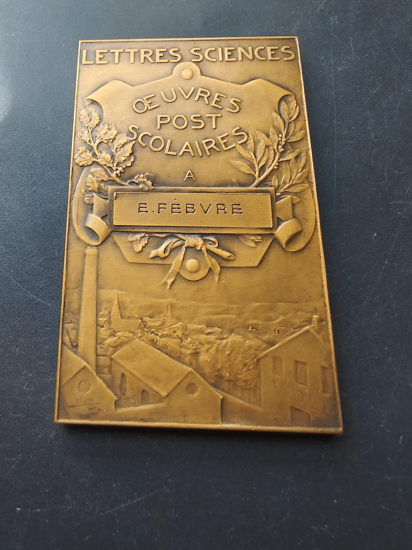 老王徽章第192期 法国大学教育成就方形大铜章      尺寸76×46mm     重量113.2g