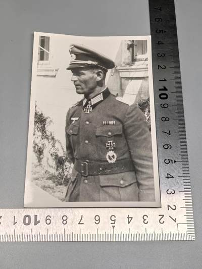 小驴勋章奖章收藏4月18日周六晚六点拍卖（珍爱和平，收藏战争，铭记历史，勿忘国耻，忠党爱国。有偿代拍，送拍规则在简介最后，参拍须阅读规则后再参拍，关系到运费包装发货时效真假辨别等关键信息，拍卖时不再发原图，看大图店主微信码在拍卖店铺介绍里或者找我要）  二战德国骑士战后亲笔签名照  Karl Bieg少校，战时是国防军355步兵师868掷弹兵团2营的营长   1943年九月因在第四次哈尔科夫战役里的英勇表现被授予骑士铁十字勋章（他本人在该次战役中身受重伤）   他也是铜银近战和黑银战伤的得主，德国陆军优秀基层军官的代表