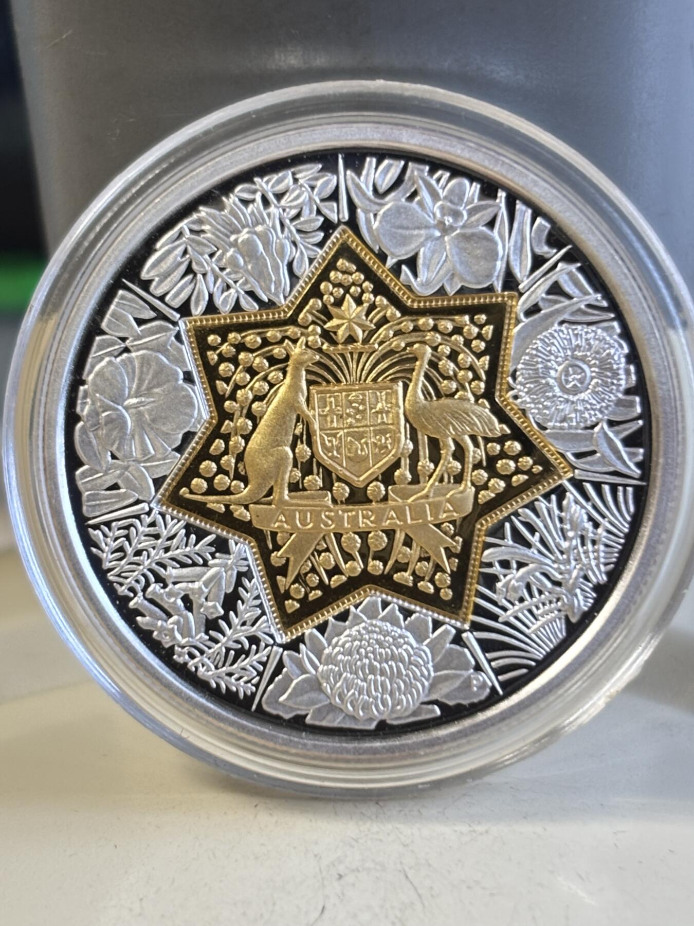 第197期拍卖 澳大利亚20澳元澳大利亚联邦国徽和女王金银双金属币，999银（11.32克）中间镶嵌999金（8.86克），直径32毫米，发行7350枚