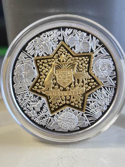 澳大利亚20澳元澳大利亚联邦国徽和女王金银双金属币，999银（11.32克）中间镶嵌999金（8.86克），直径32毫米，发行7350枚