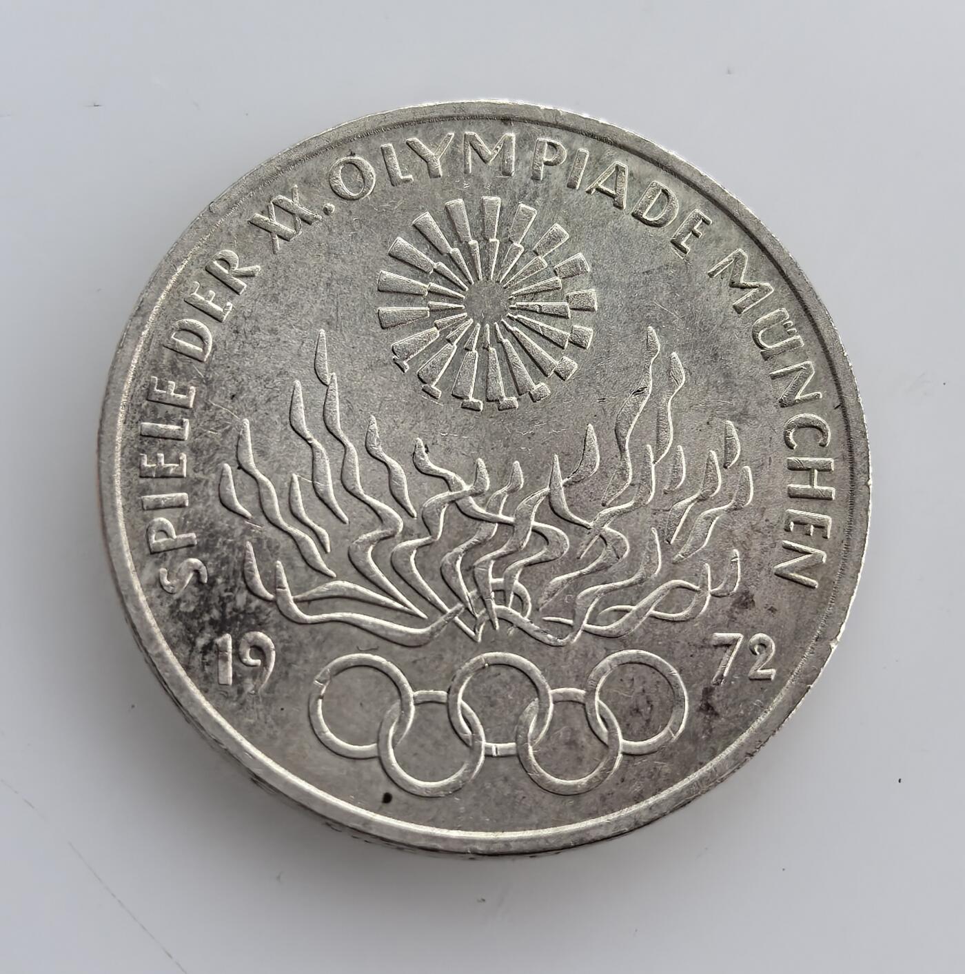 外国优质老铜币纪念币银币专场，周六晚上九点倒数截拍，满百包邮，周日发货,可寄存半年，喜欢朋友微信扫描二维码可直接参拍