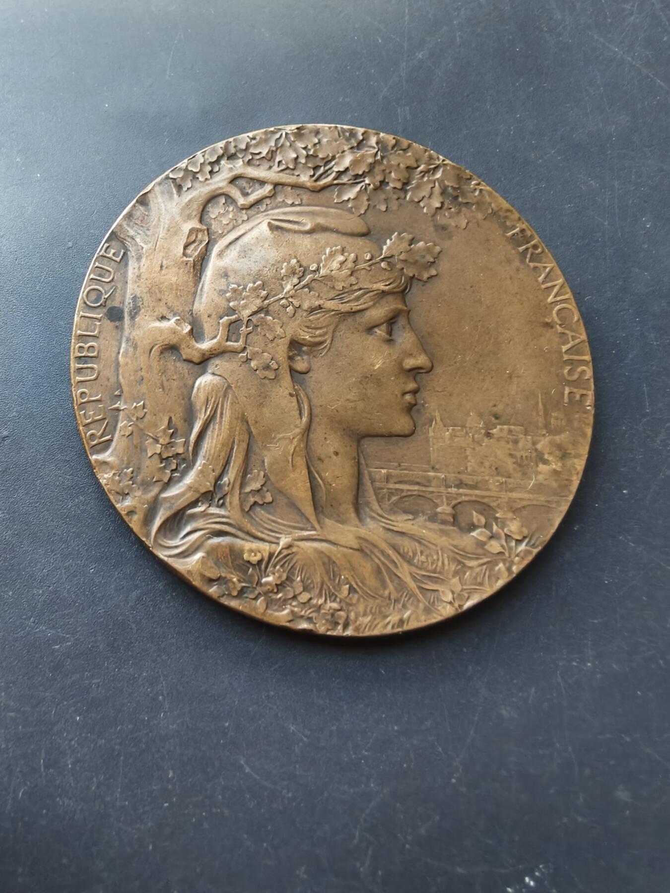 老王徽章第192期 法国1900国际博览会大铜章    大师夏普兰作品     直径64mm     重量95.7g