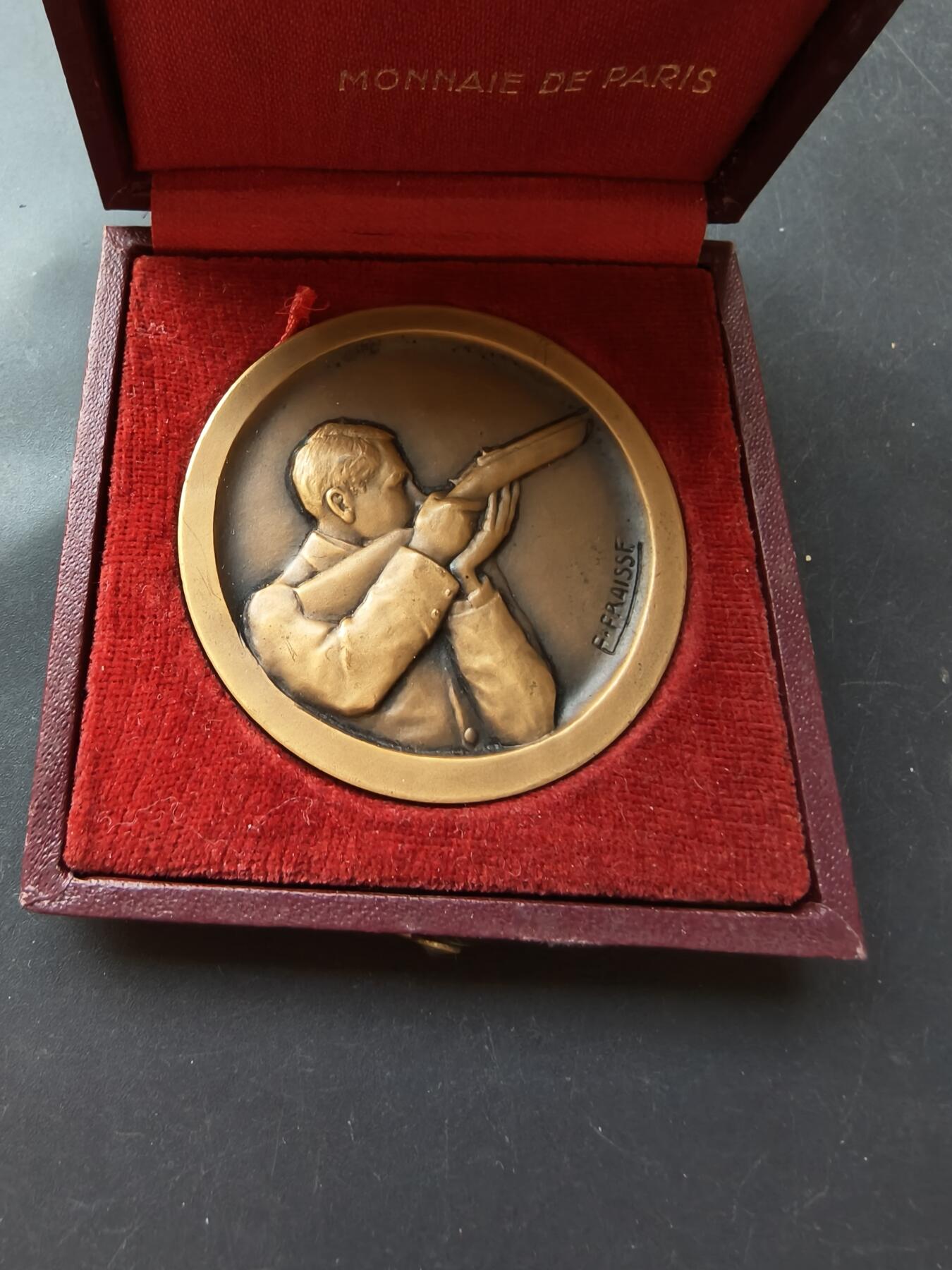 老王徽章第192期 法国射击协会射击竞赛大铜章     大师弗莱斯版     原盒      直径50mm      重量59.2g