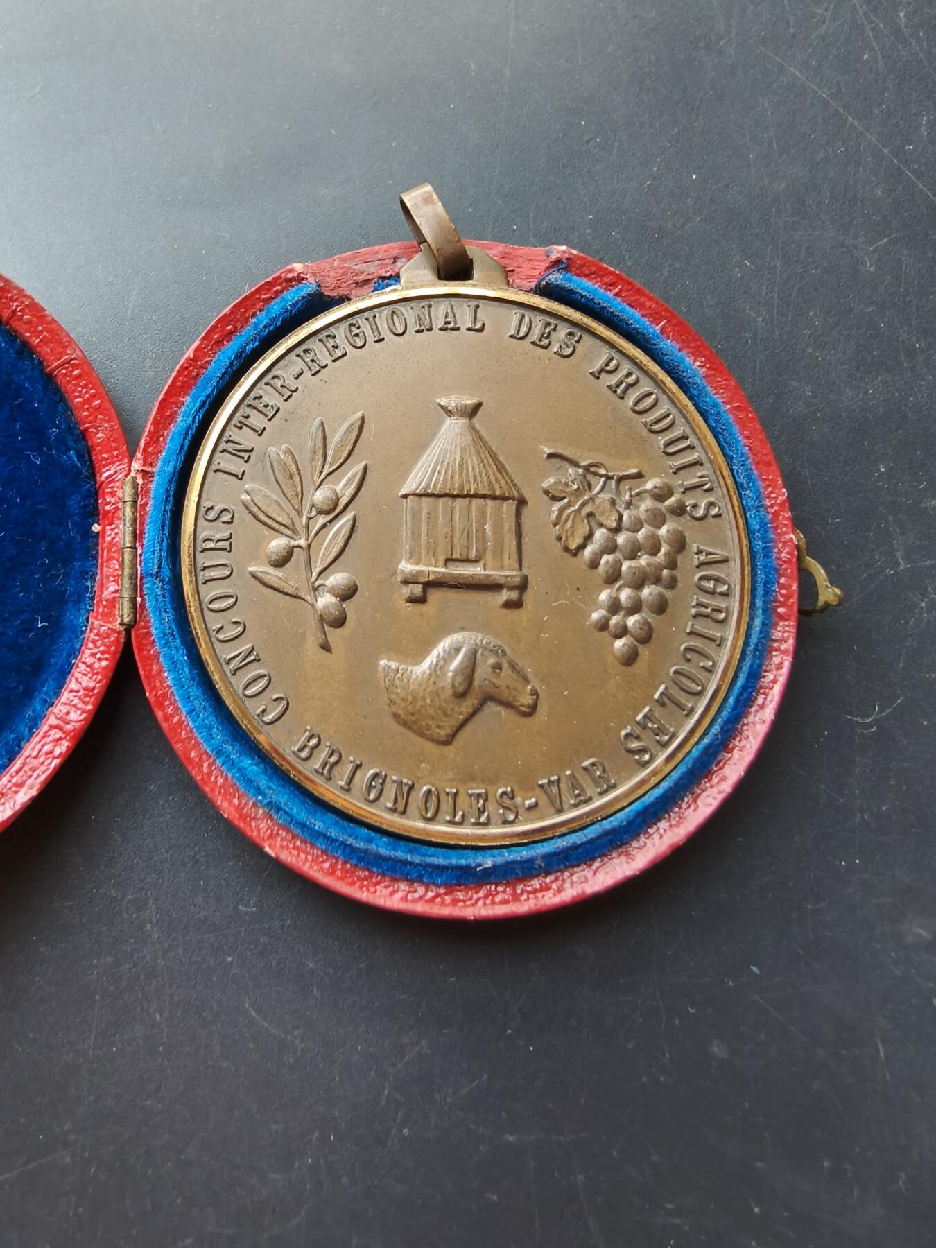 老王徽章第192期 法国跨区域农产品竞赛大铜纪念章      原盒       直径50mm     重量41g