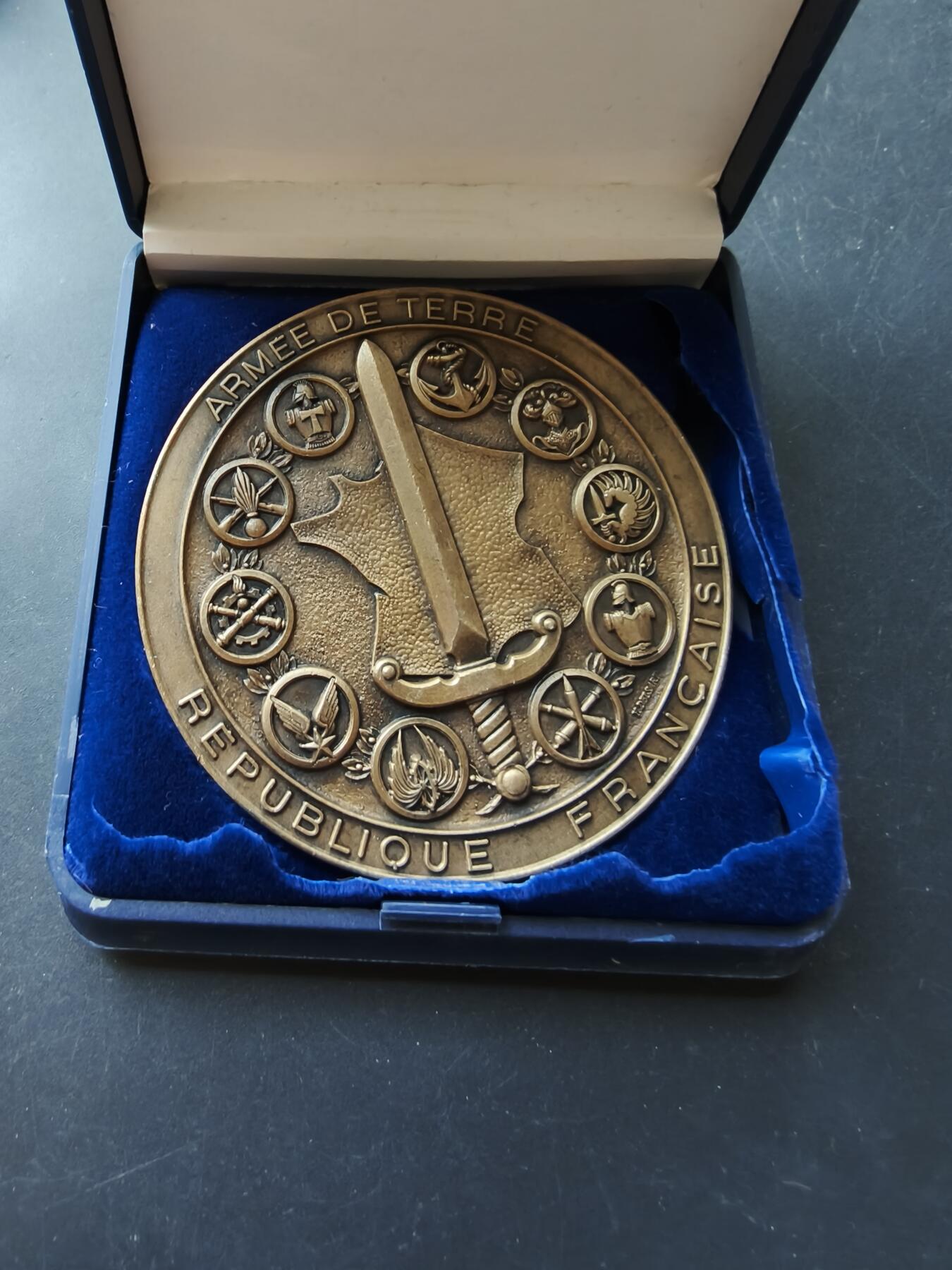 老王徽章第192期 法国陆军部大铜章     原盒，内衬损坏      直径70mm     重量108.3g