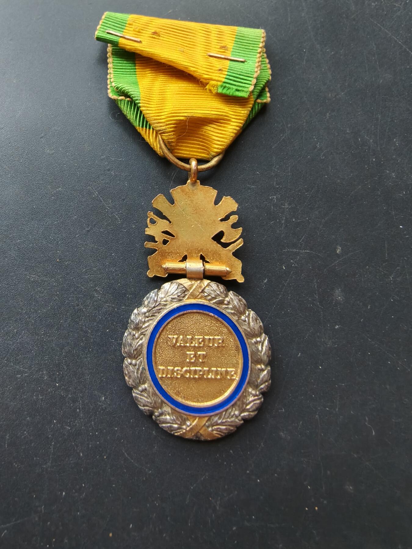 老王徽章第192期 法国军事奖章    三共时期    950银镀金珐琅     20g