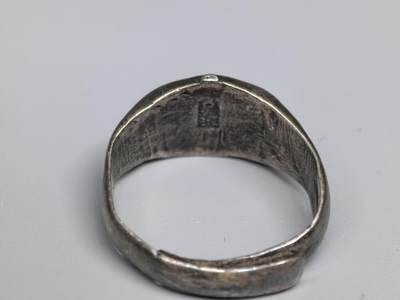 小驴勋章奖章收藏4月18日周六晚六点拍卖（珍爱和平，收藏战争，铭记历史，勿忘国耻，忠党爱国。有偿代拍，送拍规则在简介最后，参拍须阅读规则后再参拍，关系到运费包装发货时效真假辨别等关键信息，拍卖时不再发原图，看大图店主微信码在拍卖店铺介绍里或者找我要） 民末到建国初的钟表形戒指 打标纹银