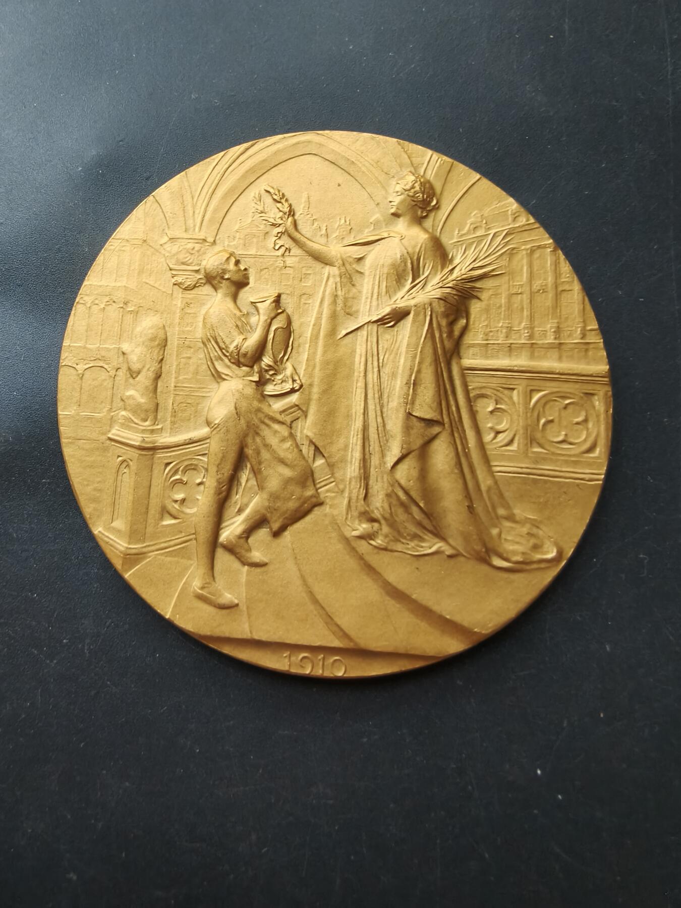 老王徽章第192期 比利时1910布鲁塞尔国际博览会镀金大铜章     原盒      直径70mm     重量118.7g