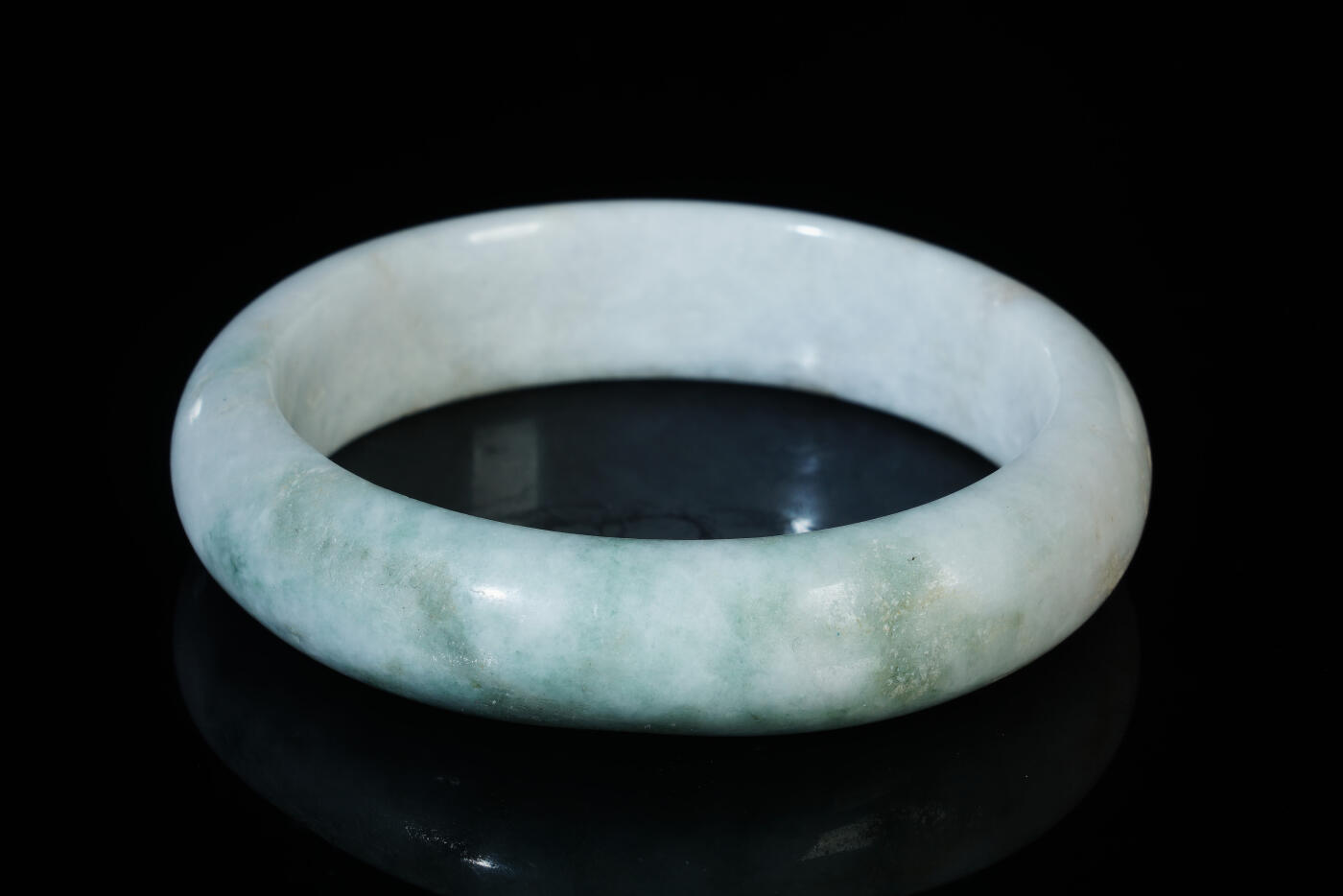 上海都达杂项专场八十一【全场包邮】  天然冰糯种飘绿翡翠（A货）手镯 附鉴定证书