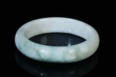 上海都达杂项专场103【全场包邮】  天然冰糯种飘绿翡翠（A货）手镯 附鉴定证书