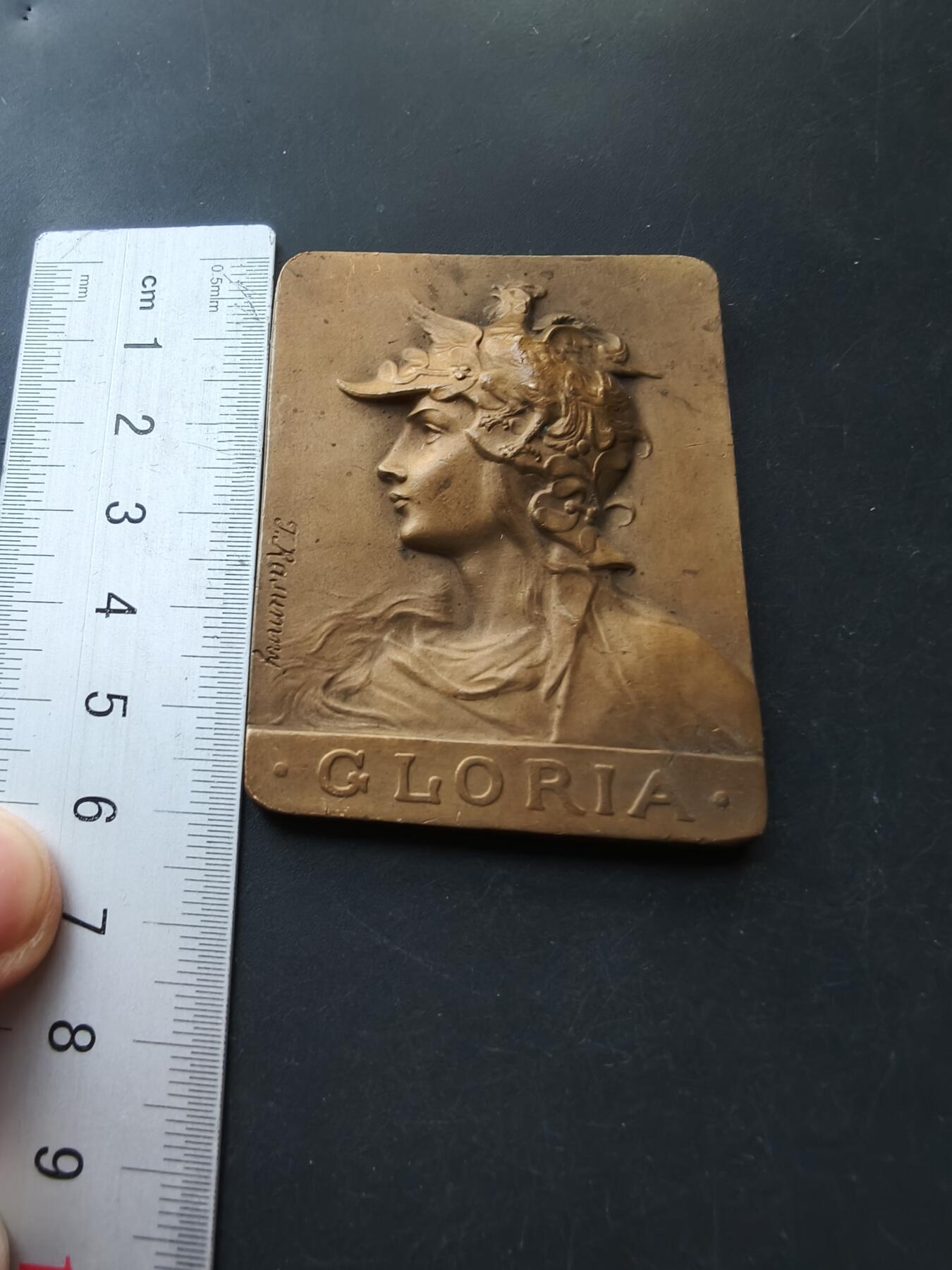 老王徽章第192期 法国护卫犬与警犬爱好者联合会1913年巴黎竞赛方形大铜章      正面为公鸡头玛丽安娜      大师Rasmuny作品      尺寸45×60mm     重量70.6g