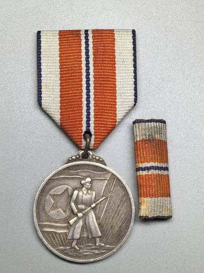 小驴勋章奖章收藏4月18日周六晚六点拍卖（珍爱和平，收藏战争，铭记历史，勿忘国耻，忠党爱国。有偿代拍，送拍规则在简介最后，参拍须阅读规则后再参拍，关系到运费包装发货时效真假辨别等关键信息，拍卖时不再发原图，看大图店主微信码在拍卖店铺介绍里或者找我要） 奖章，绶带略为现代工艺品