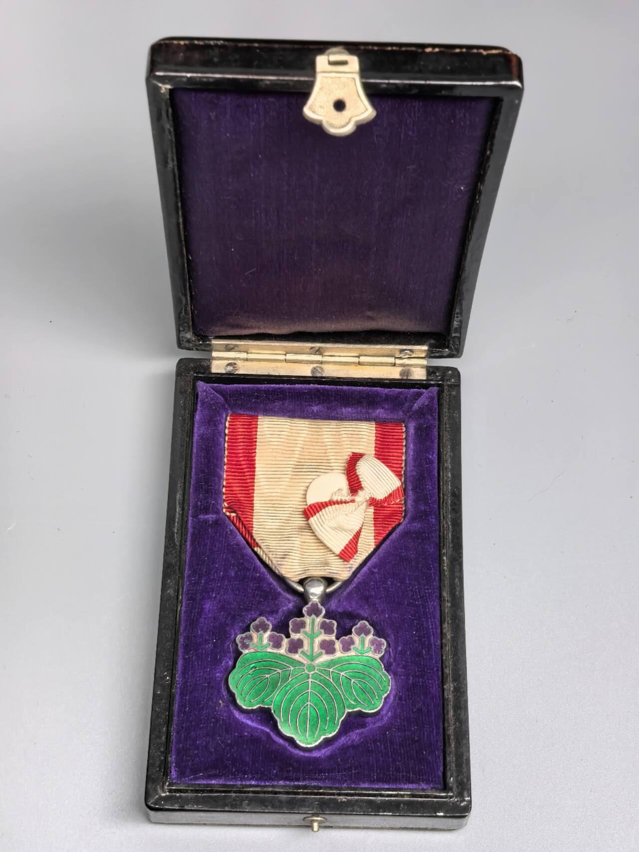 小驴勋章奖章收藏4月18日周六晚六点拍卖（珍爱和平，收藏战争，铭记历史，勿忘国耻，忠党爱国。有偿代拍，送拍规则在简介最后，参拍须阅读规则后再参拍，关系到运费包装发货时效真假辨别等关键信息，拍卖时不再发原图，看大图店主微信码在拍卖店铺介绍里或者找我要）