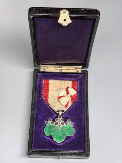 小驴勋章奖章收藏4月18日周六晚六点拍卖（珍爱和平，收藏战争，铭记历史，勿忘国耻，忠党爱国。有偿代拍，送拍规则在简介最后，参拍须阅读规则后再参拍，关系到运费包装发货时效真假辨别等关键信息，拍卖时不再发原图，看大图店主微信码在拍卖店铺介绍里或者找我要） 勋七等青色桐叶章带盒带略