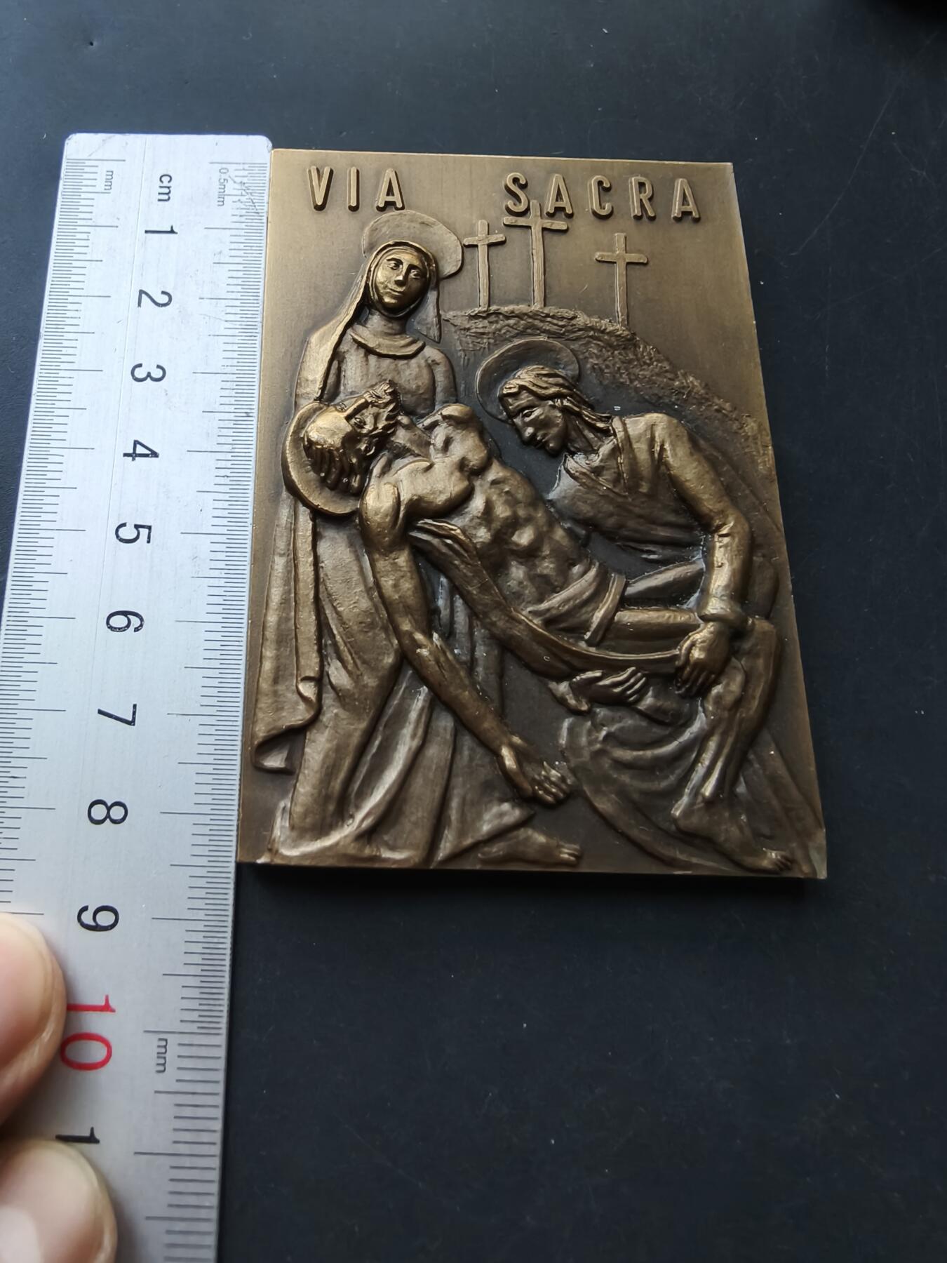 老王徽章第192期 葡萄牙天主教“苦路”第十四站——安放圣墓方形大铜章     该章编号76共480枚      尺寸85×60mm     重量238.2g