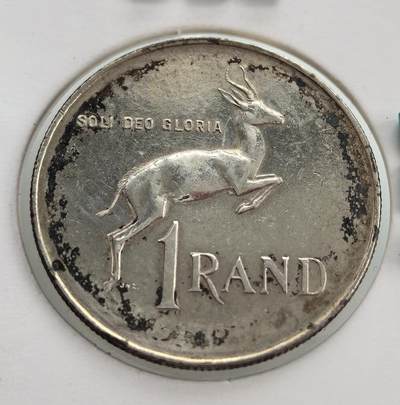 外国优质老铜币纪念币银币专场，周六晚上九点倒数截拍，满百包邮，节前出差在外，5月3日统一发货,可寄存半年，喜欢朋友微信扫描二维码可直接参拍 - 南非1966 年跳羚1 兰特银币15克纯银价216元，1961 年南非脱离英联邦建国后推行十进制货币，以兰特取代南非镑，此币为该体系下的流通银币，正面为扬・范・里贝克像，背面是跳羚，是南非早期兰特银币代表。