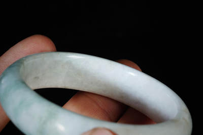 上海都达杂项专场103【全场包邮】  天然冰糯种飘绿翡翠（A货）手镯 附鉴定证书