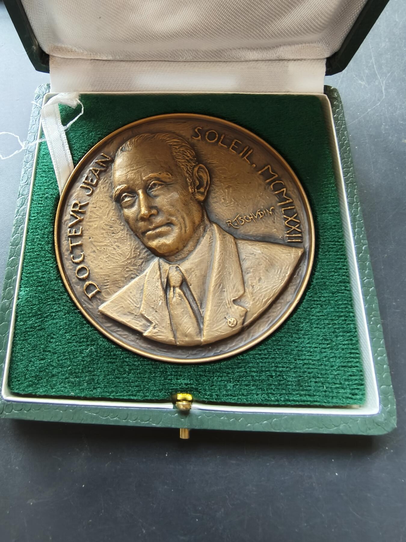 老王徽章第192期 法国口腔颌面外科著名医生让·索莱伊博士大铜章     原盒       高浮雕      直径80mm     重量210.9g