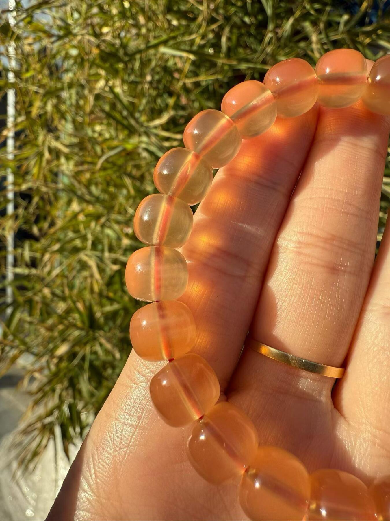 鱼惊石精品 ： 三个多月才等到一件精品手串，一颗鱼惊石只能开出一粒珠子，最有灵性的活玉，青鱼石又称黑鲩(huàn)石、鱼惊石、鱼精石、鱼枕石，为青鱼枕骨下方咽喉部一处，用来辅助压碎螺蛳等硬质食物的角质增生。 其色红嫩，其形如心，干透后坚硬如石，晶莹剔透，如翠似玉， 尺寸10.4x8.9mm 重16.6克