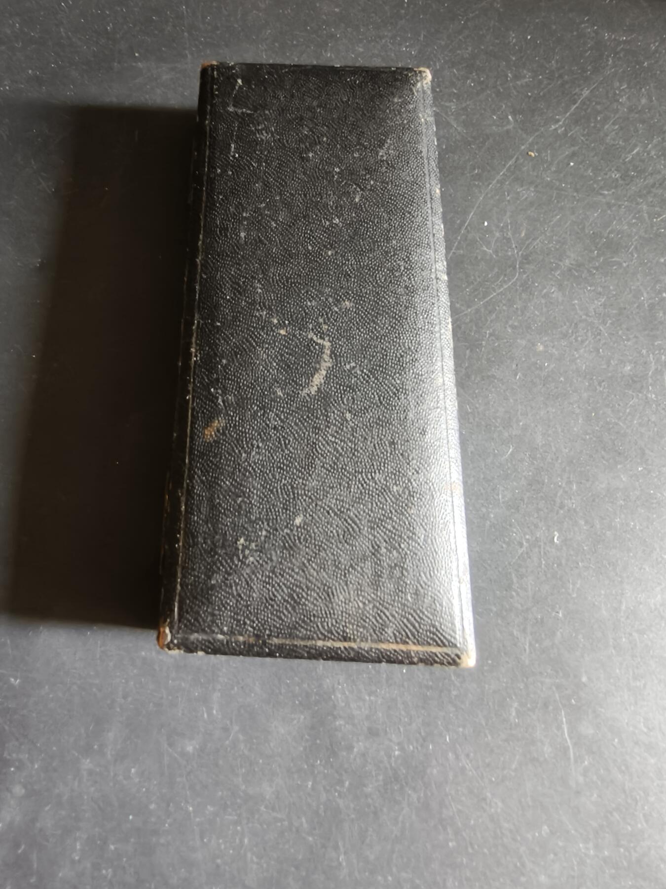 老王徽章第192期 英国皇家野牛兄弟会奖章    原盒    925银镀金珐琅    早期手刻铭文     36.1g