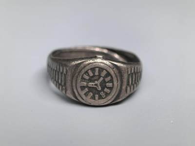 小驴勋章奖章收藏4月18日周六晚六点拍卖（珍爱和平，收藏战争，铭记历史，勿忘国耻，忠党爱国。有偿代拍，送拍规则在简介最后，参拍须阅读规则后再参拍，关系到运费包装发货时效真假辨别等关键信息，拍卖时不再发原图，看大图店主微信码在拍卖店铺介绍里或者找我要） 民末到建国初的钟表形戒指 打标纹银