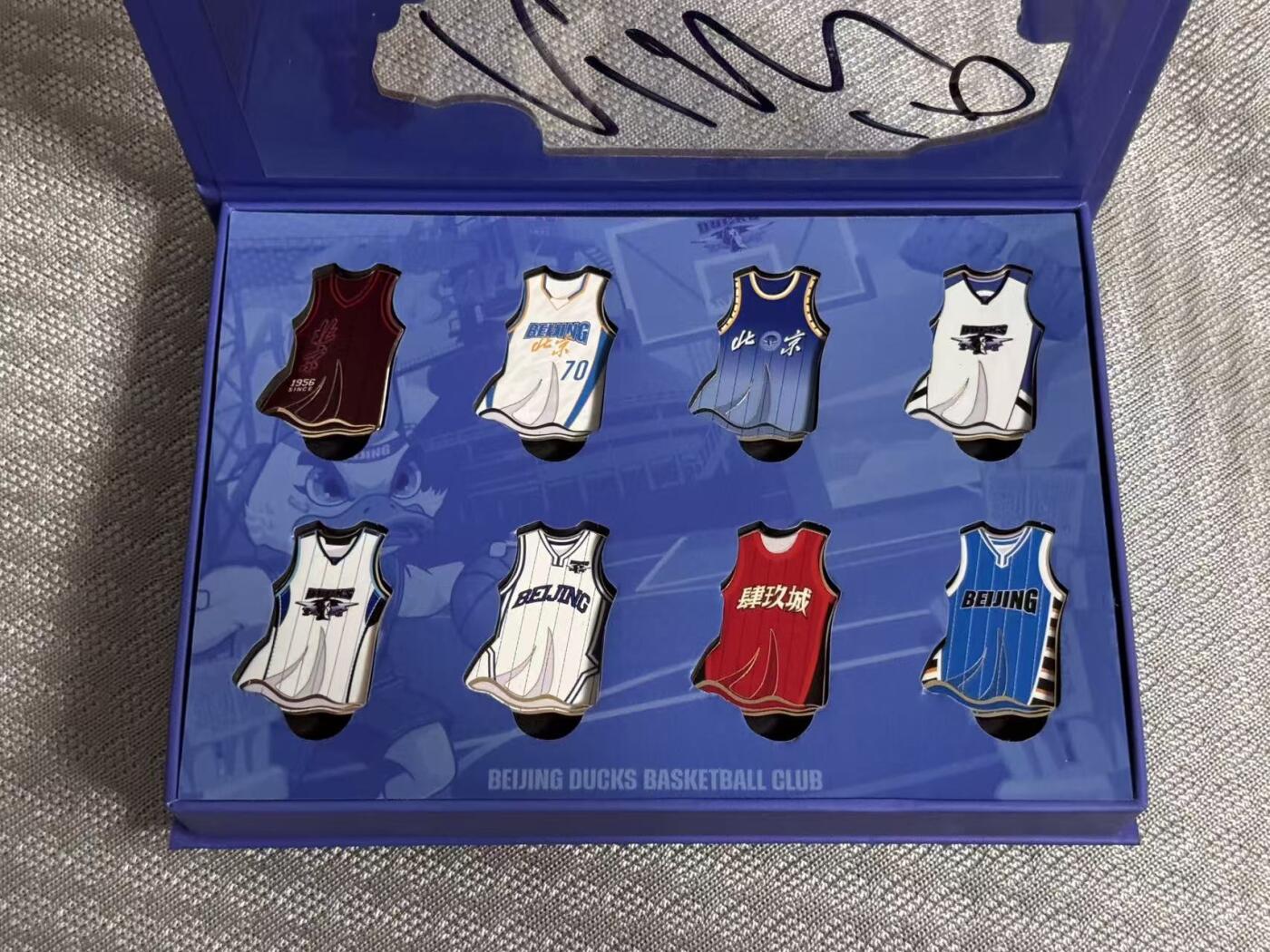 零元拍：北京北汽男篮内线双塔周琦和贾维尔·麦基双签北京首钢篮球俱乐部官方球衣徽章收藏礼盒！