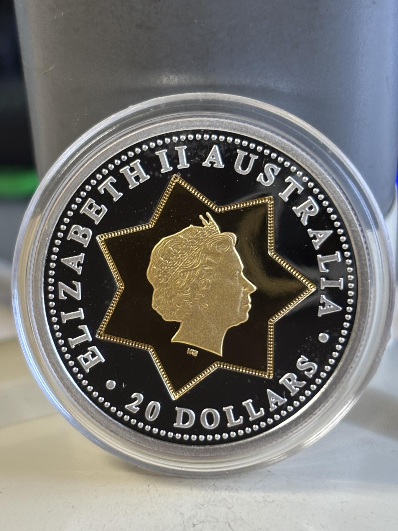 第197期拍卖 澳大利亚20澳元澳大利亚联邦国徽和女王金银双金属币，999银（11.32克）中间镶嵌999金（8.86克），直径32毫米，发行7350枚