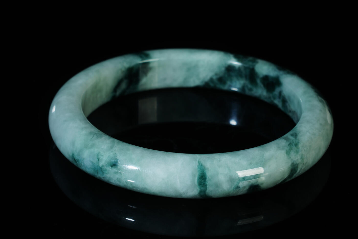 上海都达杂项专场八十一【全场包邮】  天然冰绿翡翠（A货）手镯 附鉴定证书97-10