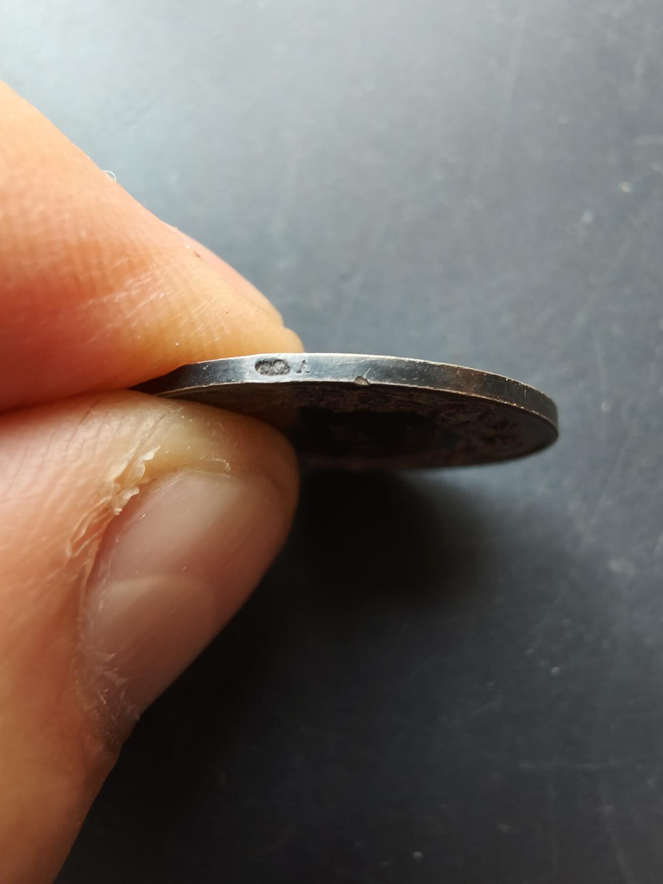 老王徽章第192期 法国婚礼银章    少见小尺寸    950银带背铭      1884年     直径24mm     重量5g