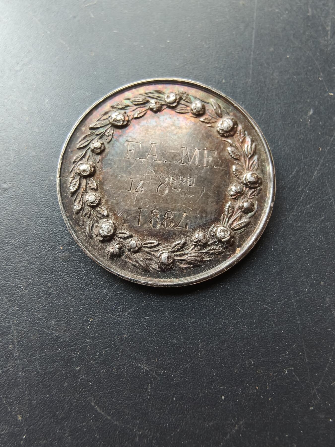 老王徽章第192期 法国婚礼银章    少见小尺寸    950银带背铭      1884年     直径24mm     重量5g