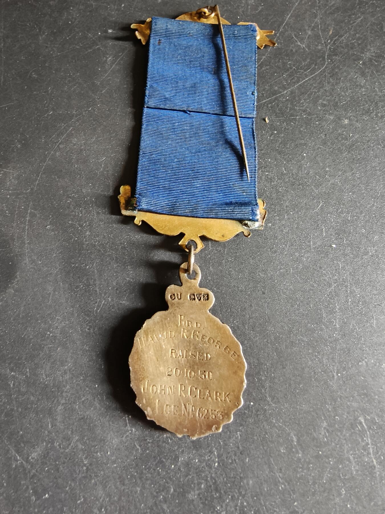 老王徽章第192期 英国皇家野牛兄弟会奖章     925银镀金珐琅      26.5g